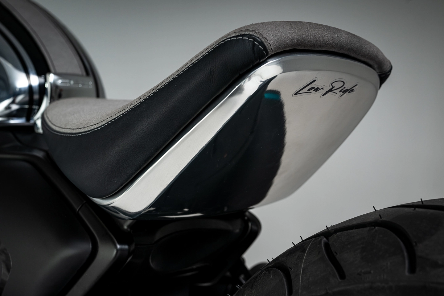 移除掉礙眼的後土除露出小鴨尾坐墊,讓CL-C Low Rider看上去更有跑格