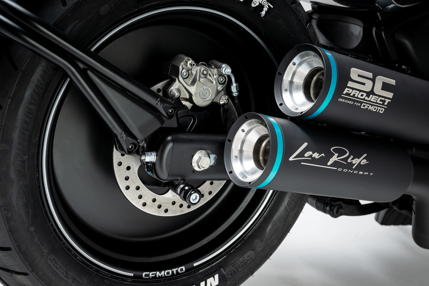 粗壯的SC Project雙出排氣管,帶來更飽滿的肌肉感