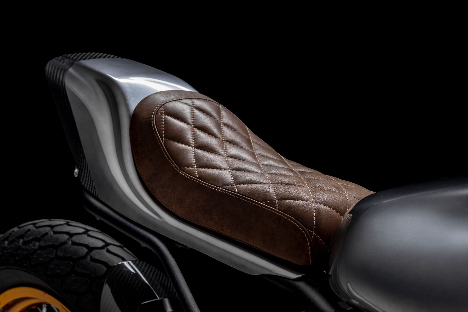 上翹的車尾配菱格紋坐墊,質感滿分