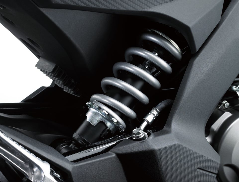 後懸調採用側置式單槍避震