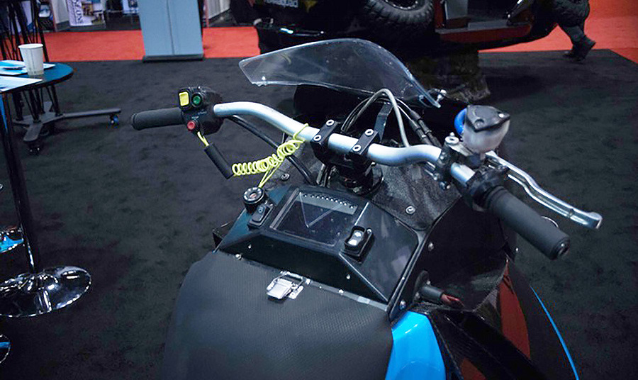 儀表與把手控制已與一般摩托車有很大差異