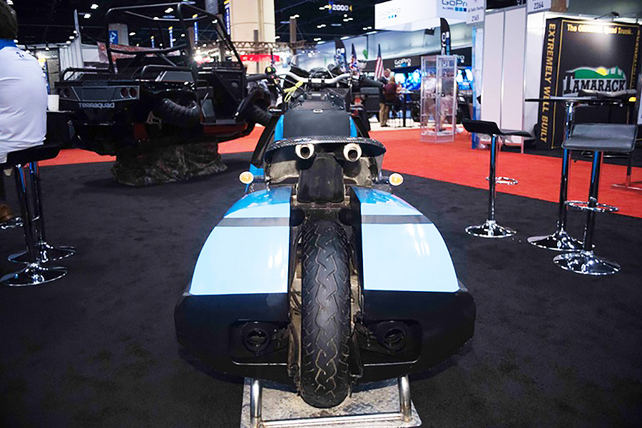 雙缸雙出排氣管。車輪在下水後會向上收起