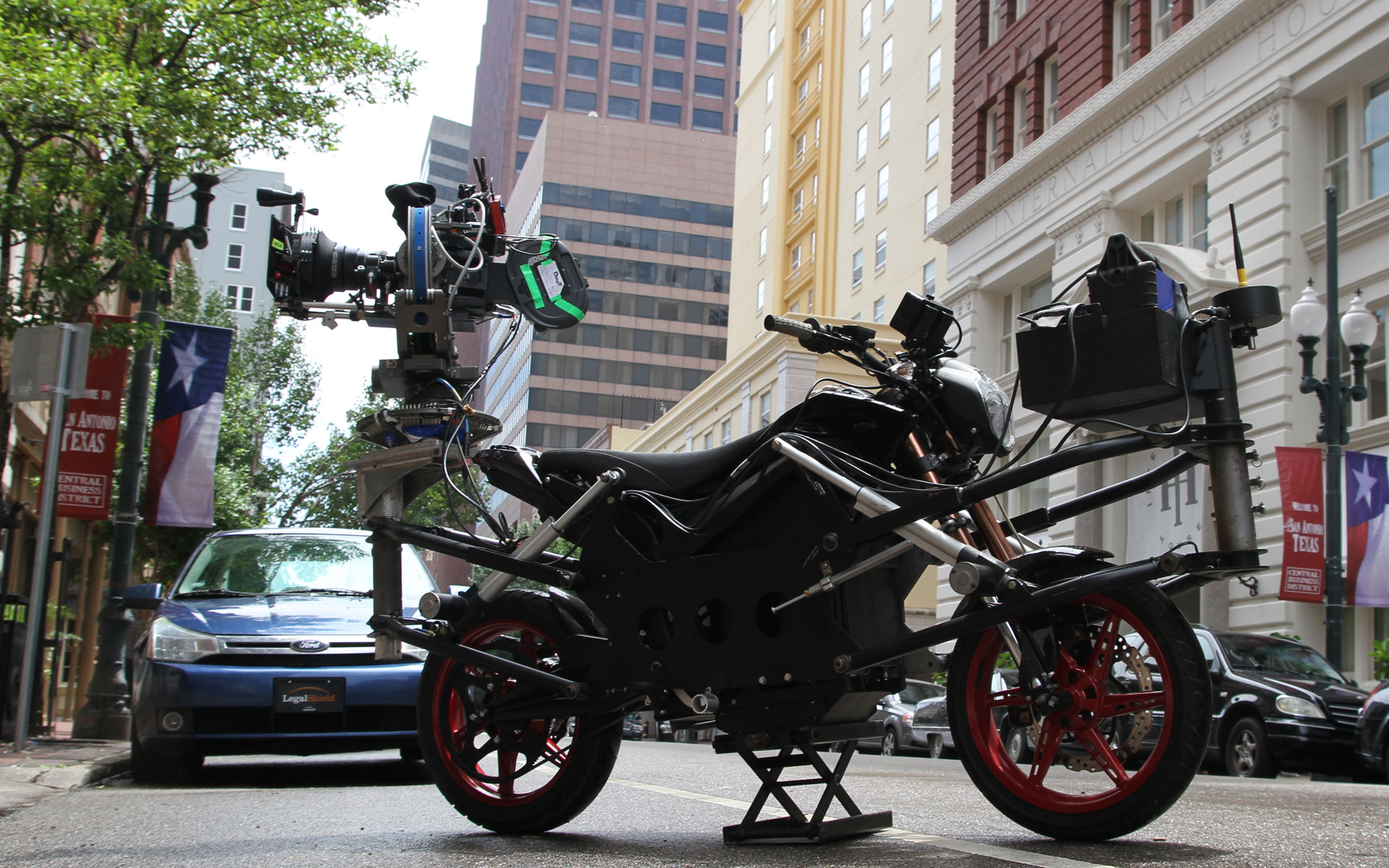 時至今日,Peter Starr創造的Camera還是沒有完全消失在電影業中,在歷經了電腦動畫氾濫的年代過後,許多電影人也開始追求真實,這也讓Camera Bike這一類講求真實拍攝的特殊器材,又重見光明了!