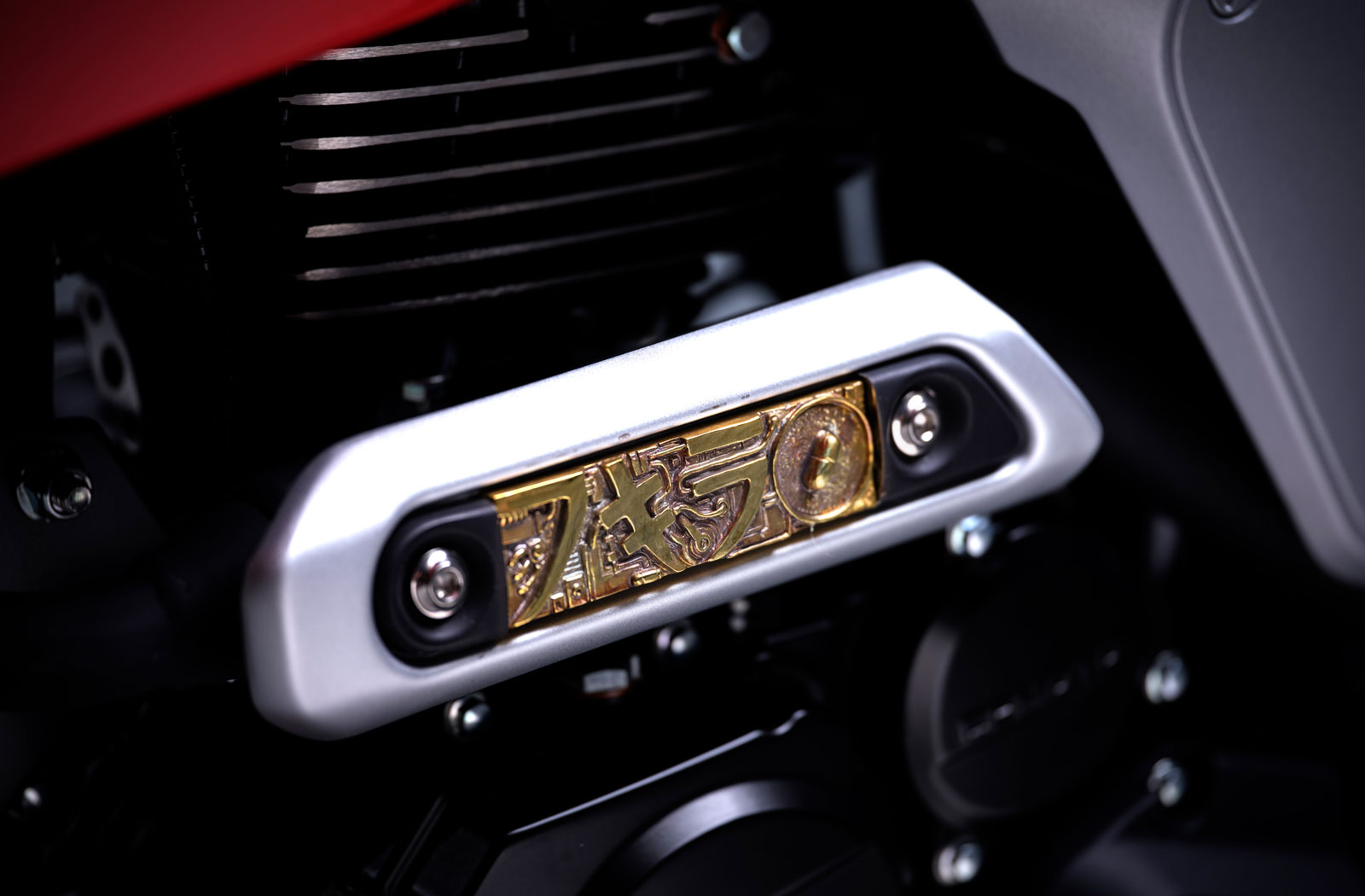 車身上以黃銅材質點綴出金屬感