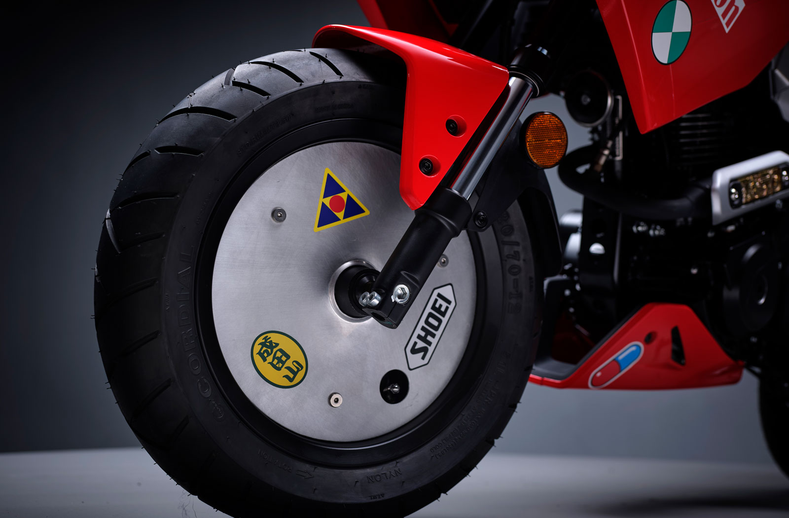 很有80年代復古感的封閉式輪圈設計