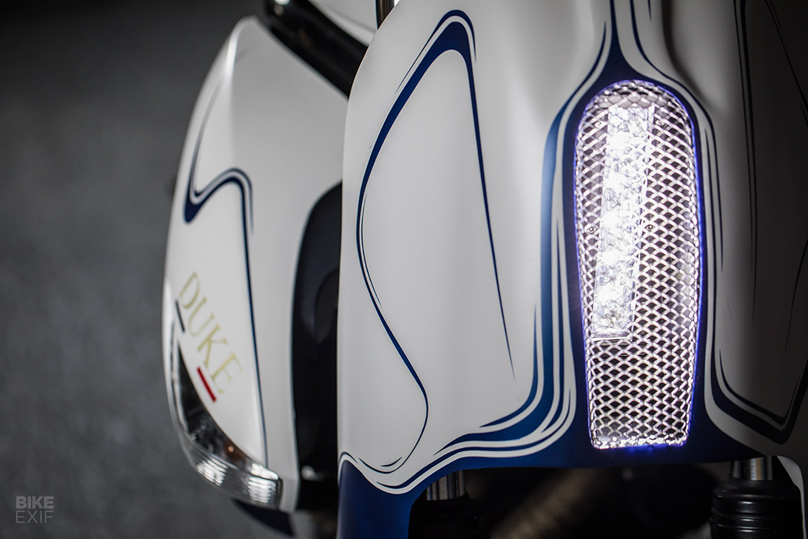 在燈眉的弧線上也能隱約看見Veyron車殼前緣的影子。