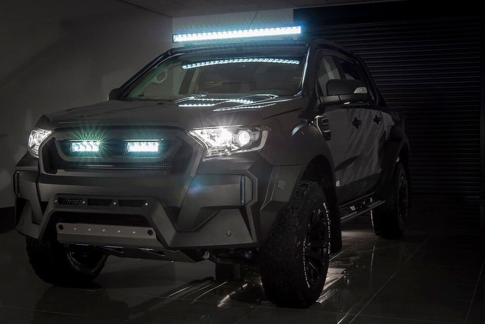 保險桿上多了LED 日行燈與車頂的越野道路照明，外擴的輪拱搭配18吋鋁圈及全地型用胎，全車陽剛味破錶。