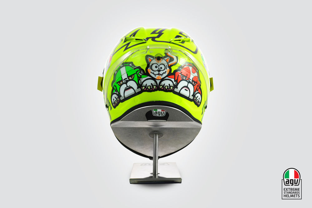 帽尾印上Rossi經典圖樣,牛頭犬Cesare和Cecilia與他的貓Rossano