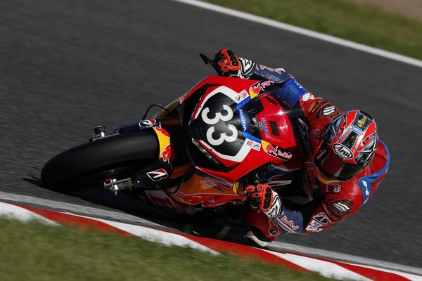 當年RED BULL HONDA最後進站並未換手,後段秒數下滑失去領先位置