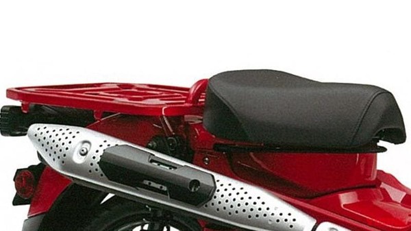 後座的貨架依舊維持概念車時的紅色設計