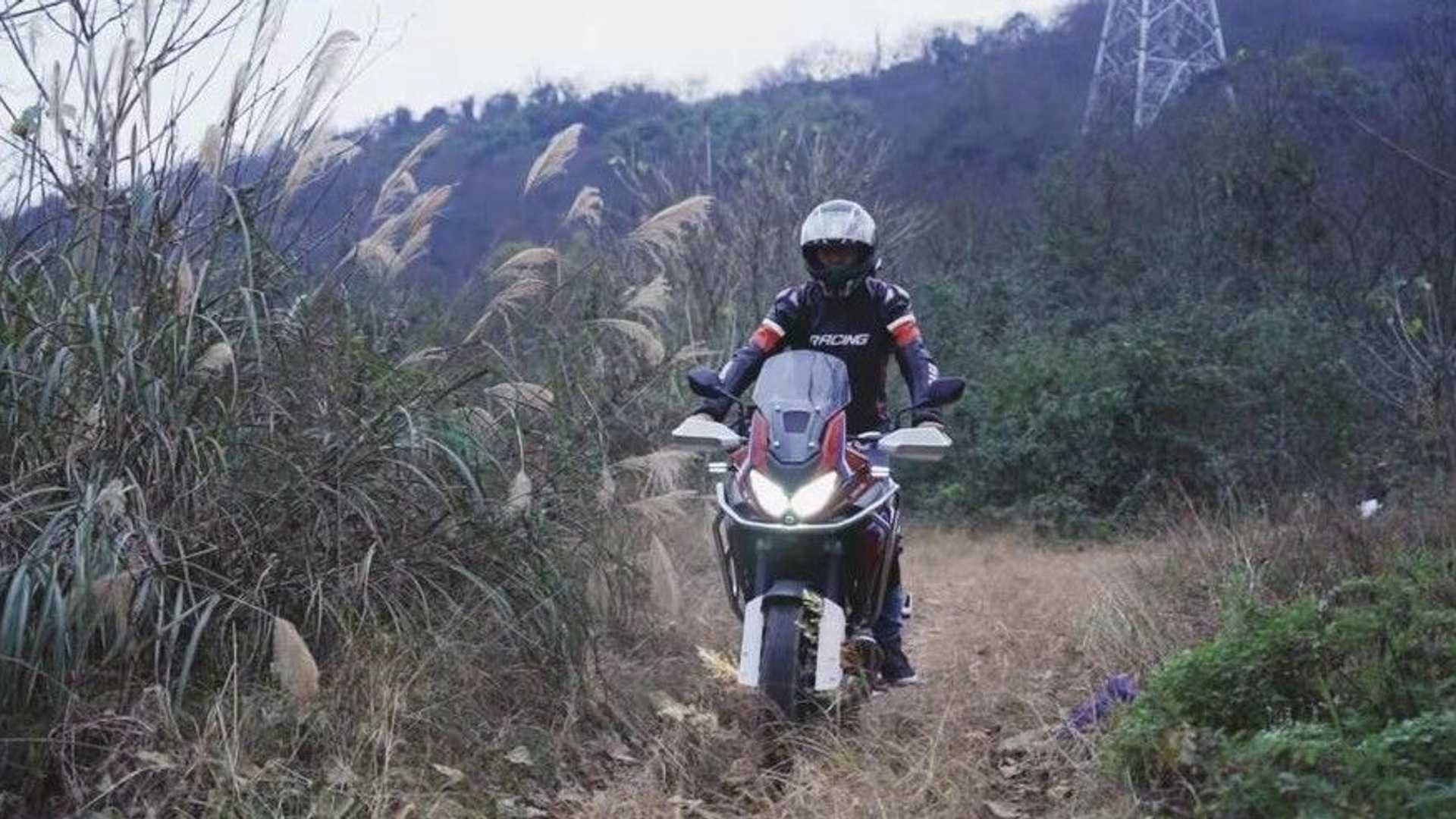 輪圈採用前21後18,搭配上長行程懸吊和可獨立關閉的後ABS系統