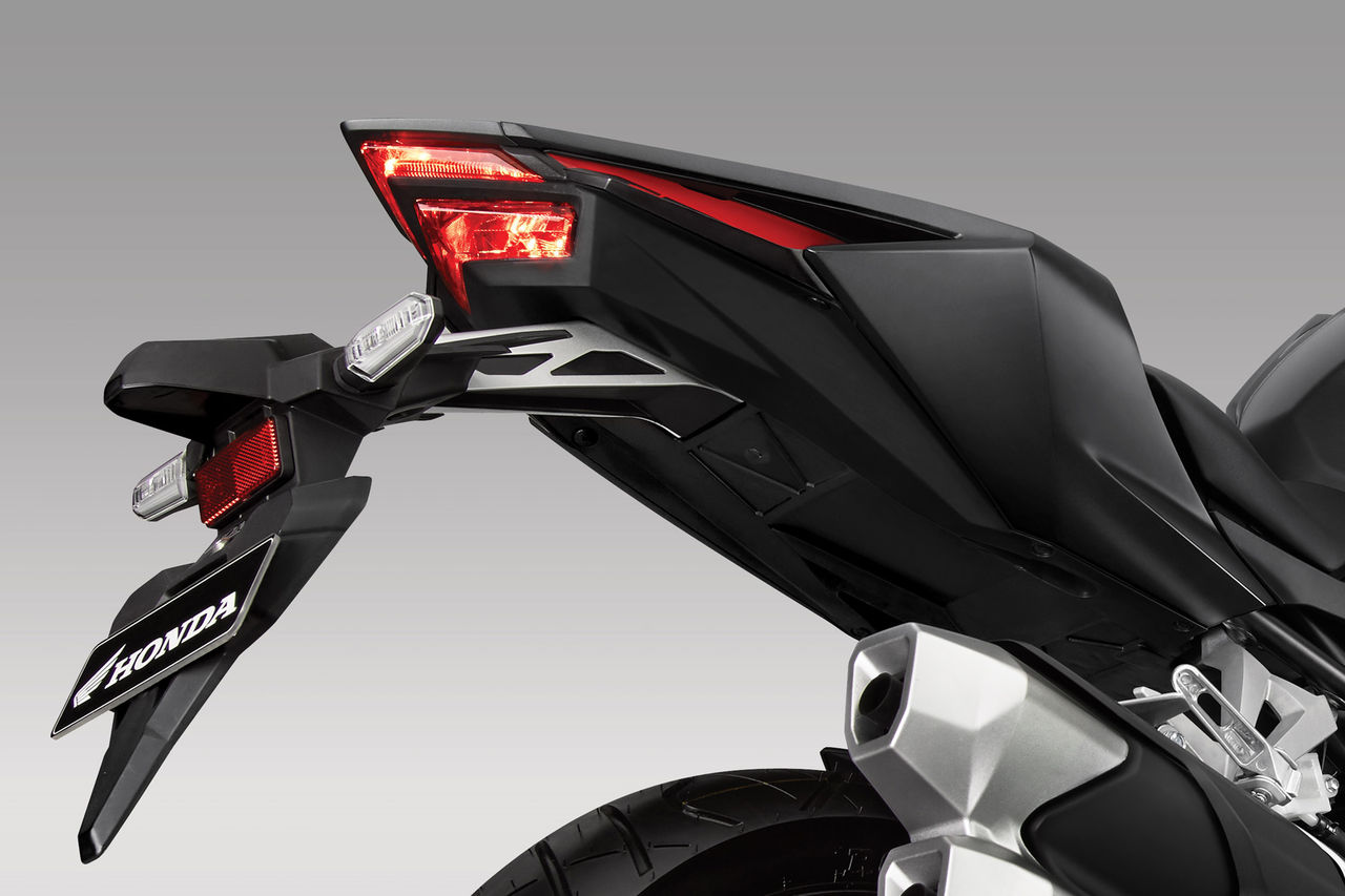 尾燈也是使用LED燈具，日本很常見的方向燈與牌架整合