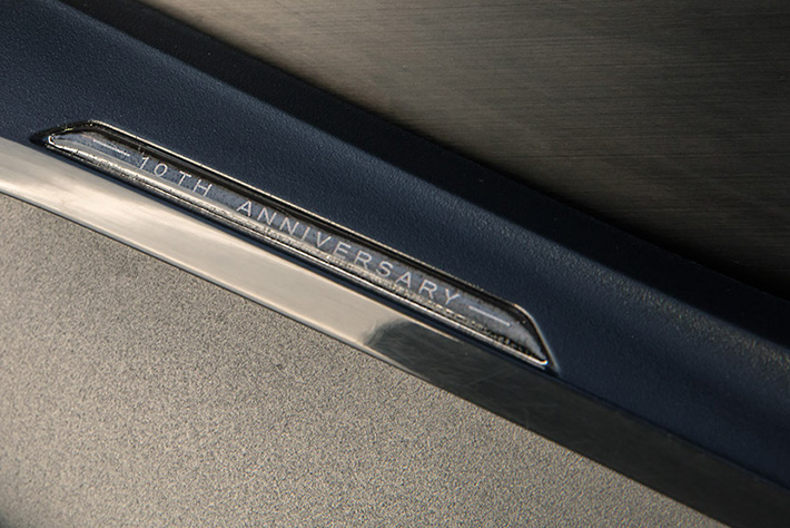 車身上的10周年紀念銘牌,表明這是極為稀少的紀念限定車