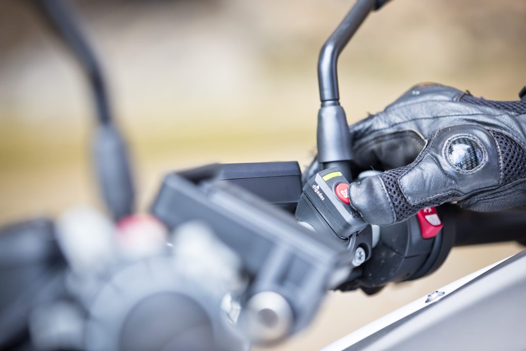 把手上的緊急呼救按鈕是為了半途遇到他人的事故而設，按下後也能與緊急救援中心聯絡