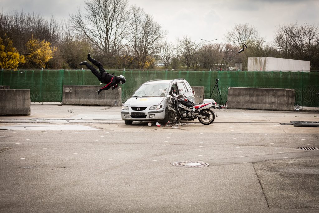 感應器可以承受300G 重力，原廠也以100 km/hr 做撞擊測試，系統仍能正常運作 