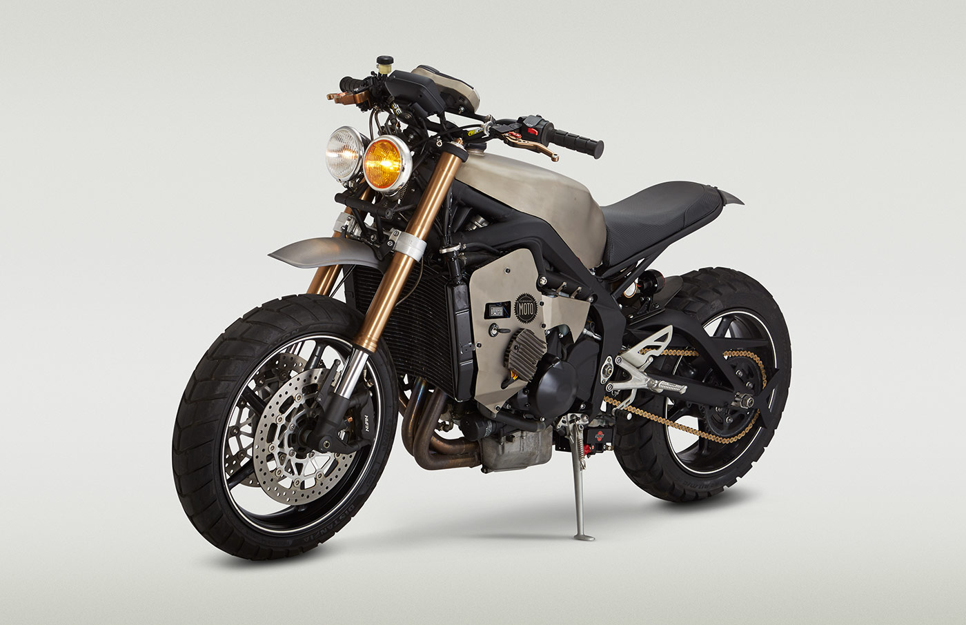 這輛越野車的真實身分是TRIUMPH DAYTONA 675