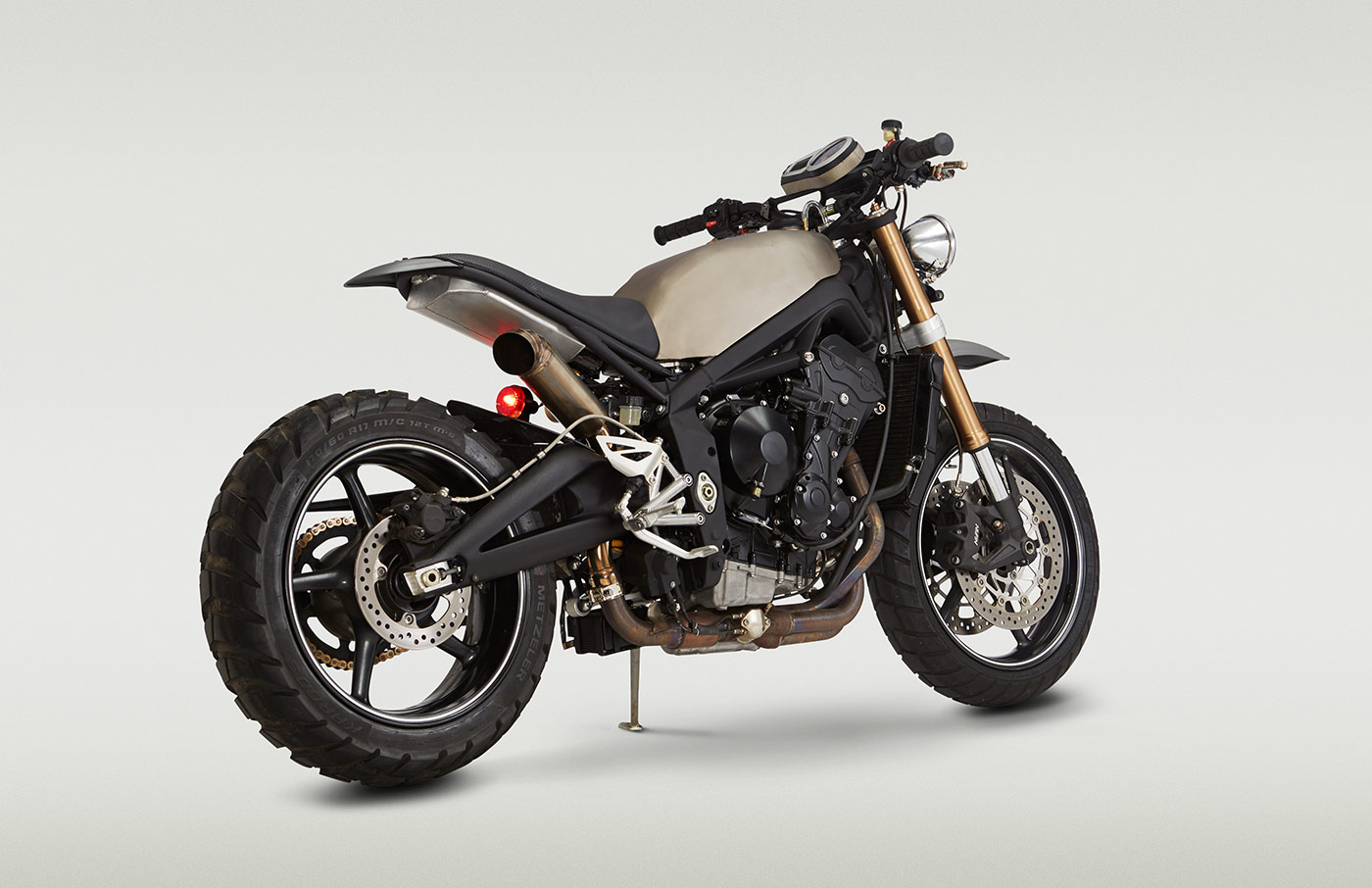 為了要在崎嶇的德州行駛，CLASSIFIED MOTO改裝工坊以越野元素注入這輛車