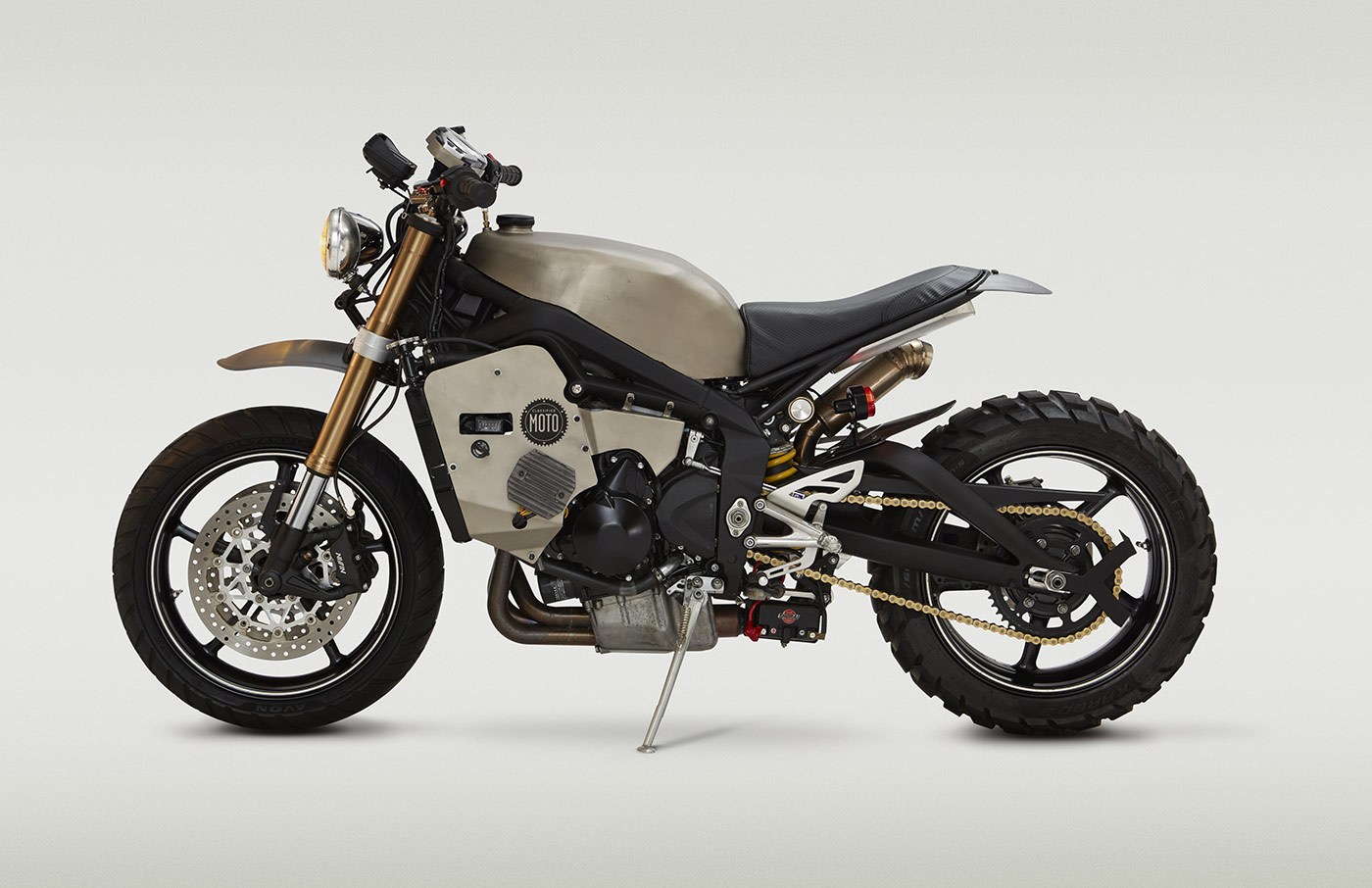 這輛由DAYTONA 675改裝而成的DOOMSDAYTONA並未進行複雜的改裝，而是要透過技師的匠心與藝術眼光，為改裝車賦予不同的面貌及靈魂。