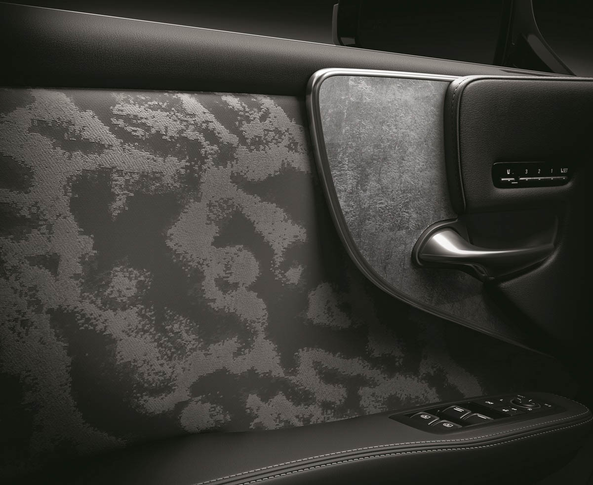 LS將日本京都百年傳承工藝-西陣織(Nishijinori)融入門飾板中，再次突破奢華境界