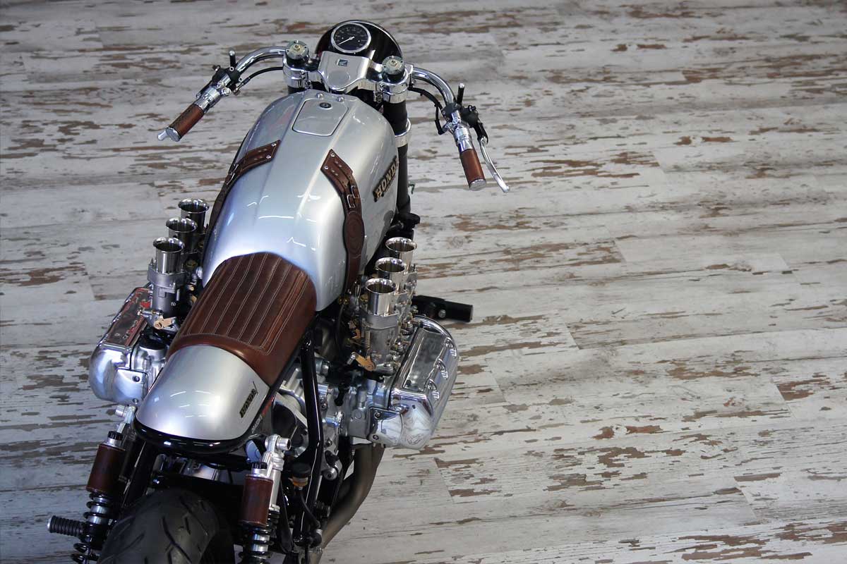 來自HONDA 750 Super Sport的油箱和Senen客製皮革的坐墊