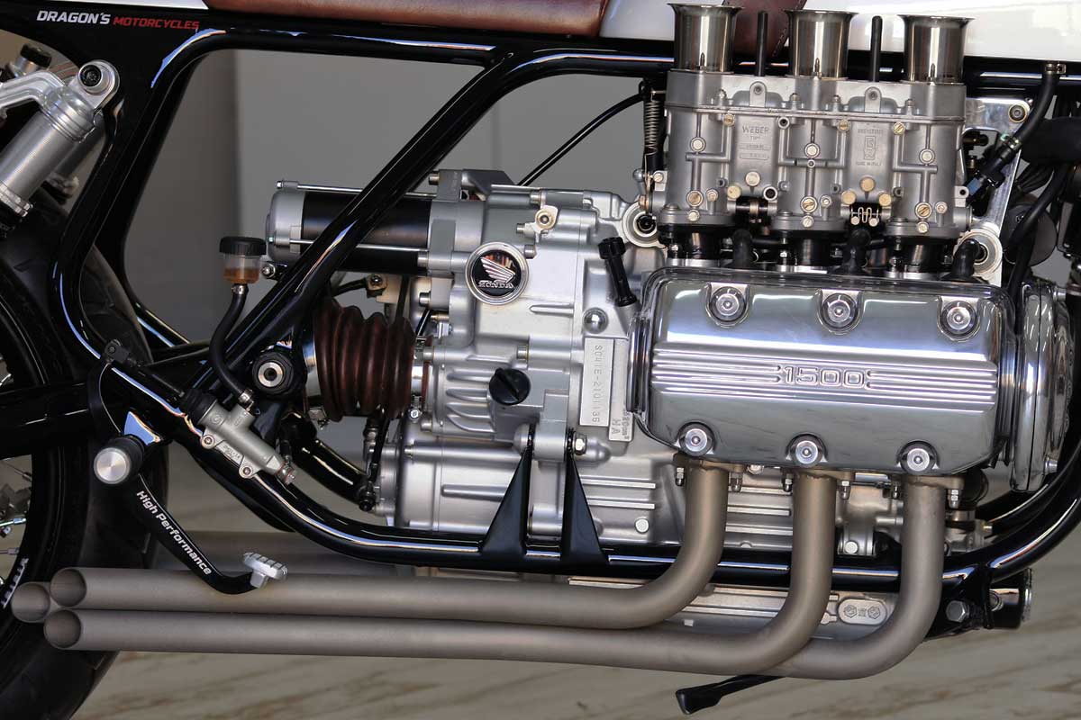1500c.c.的HONDA Valkyrie水平對臥六缸引擎，搭配來自1968年Porsche 911的Weber六顆化油器