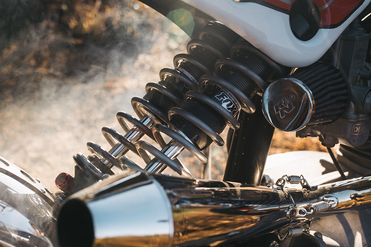 霸氣十足的中置雙鎗後避震器