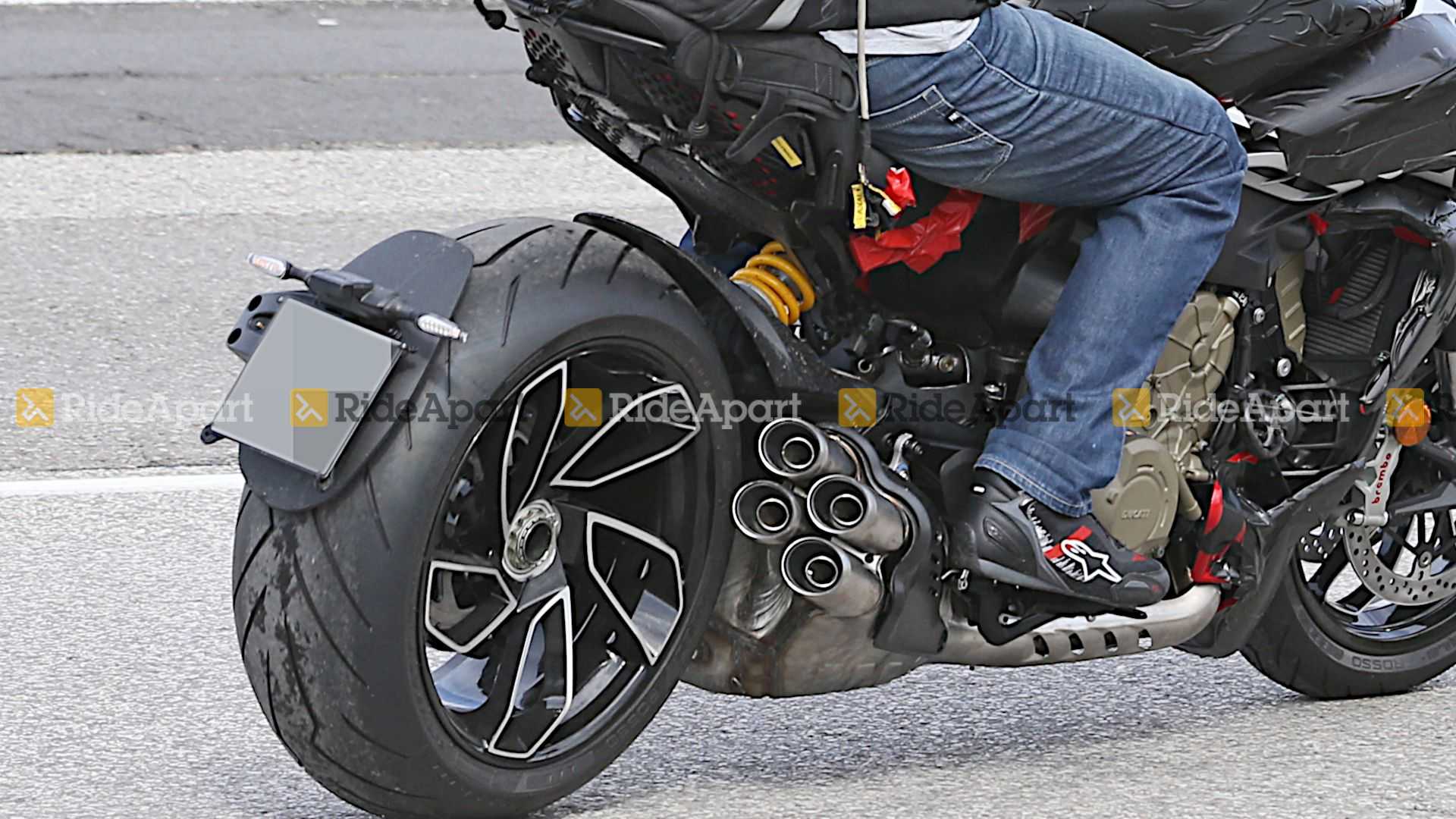 排氣管尾段也做了四出設計來對應V4引擎