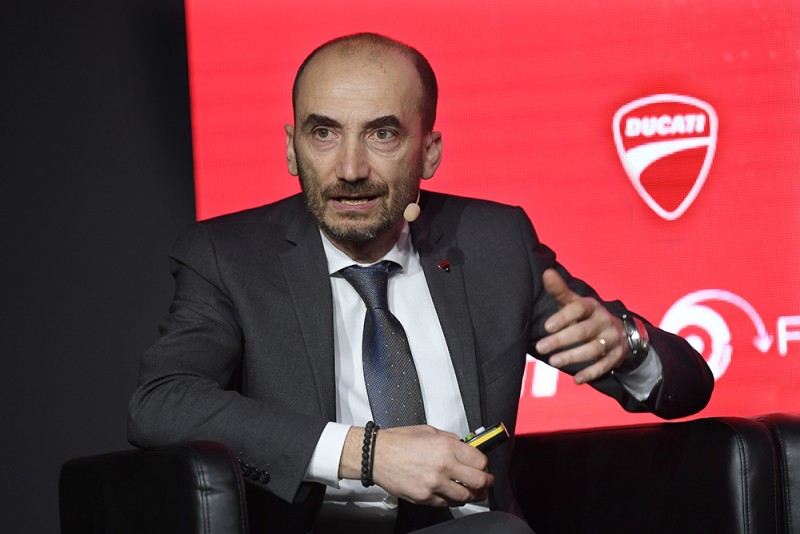 DUCATI CEO Claudio Domenicali在Bologna大學的一段談話中表示，電動車會是未來摩托車產業的重點發展項目