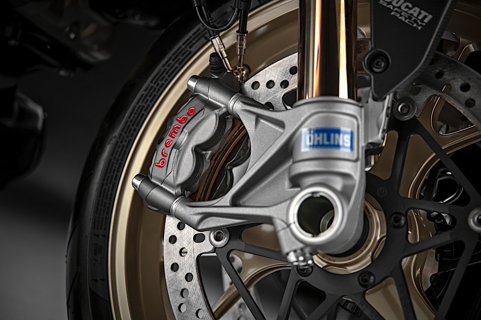 前輪部分用上了Ohlins配Brembo的組合來打造出極致的操控體驗