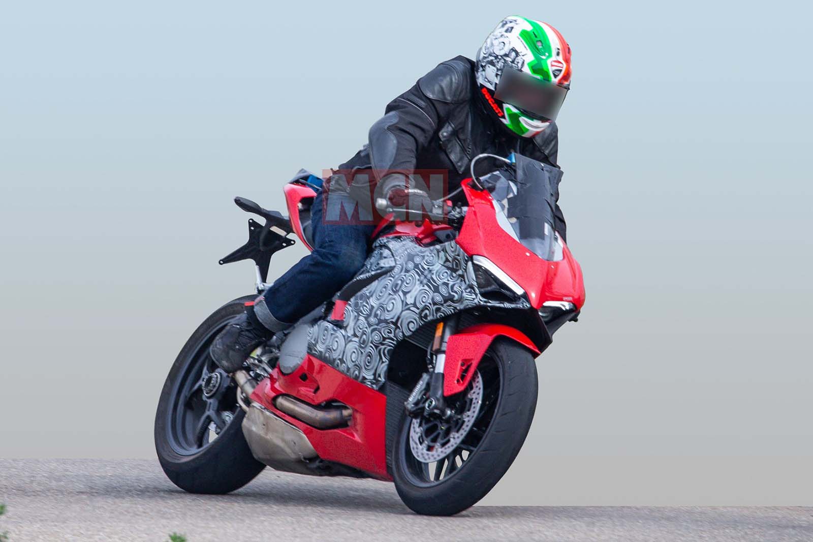 車頭造型與Ducati Panigale V4相當接近
