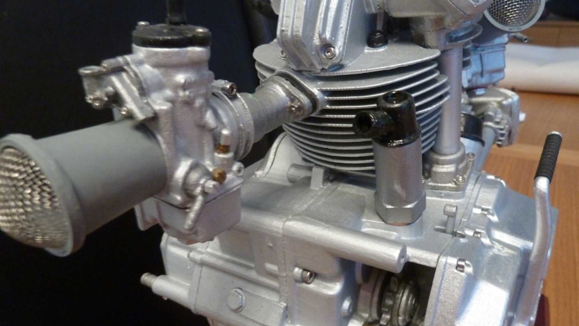 這組模型所有的零件，都是依照DUCATI原始設計圖進行手工製作，相當的精細又逼真