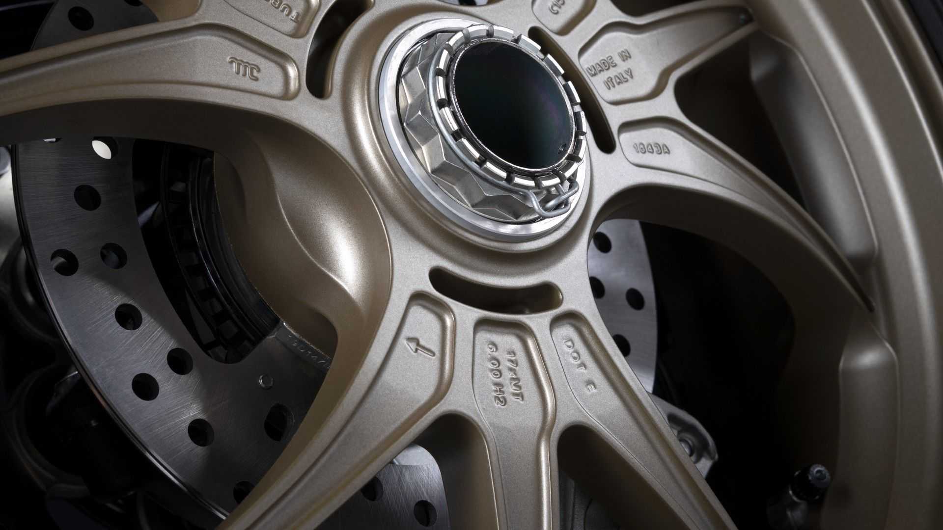 鎂鋁合金輪圈，減重2.7公斤、慣性減少40%