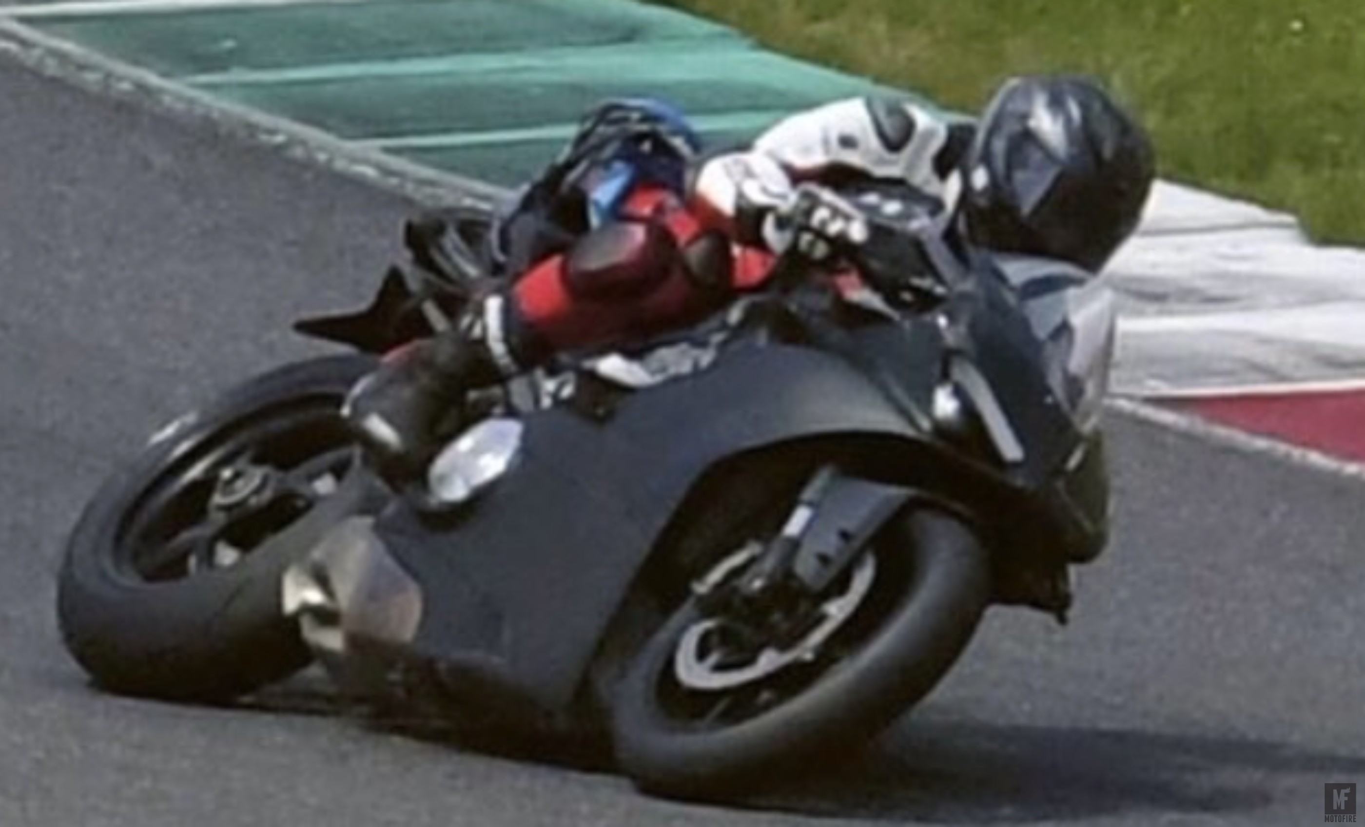 預計下個月初才會發表的DUCATI 四缸跑車，最近已經有賽道測試影片流出，排氣聲與GP 賽車相當接近