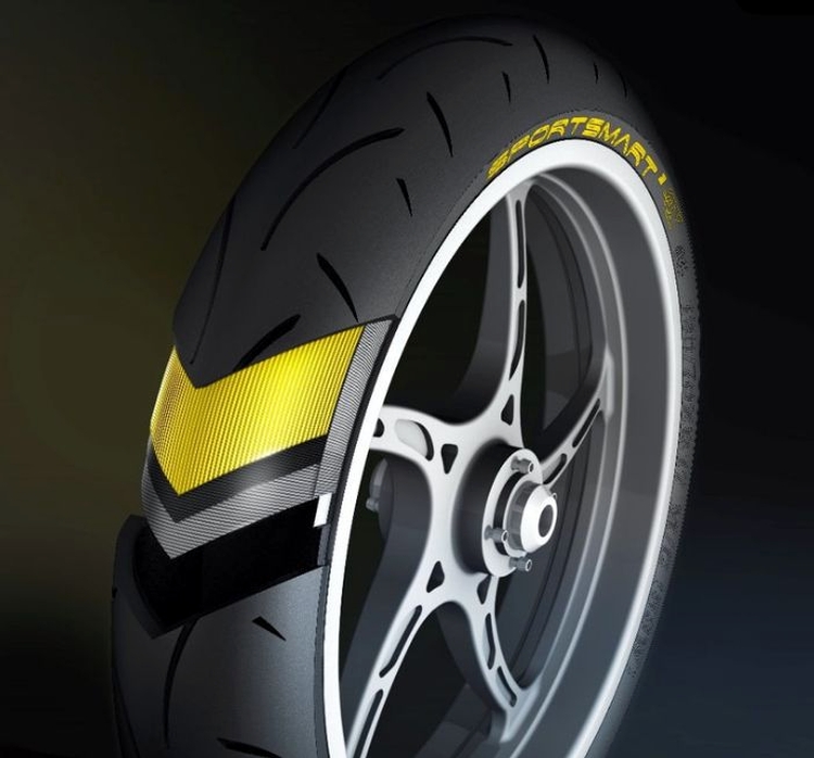 這次DUNLOP 選擇強化前輪的胎體結構,降低輪胎因高速行駛的離心力而產生型變,特殊胎壁設計提升了車輛在大傾角時的安定性,彎中煞車較不容易直立起來。