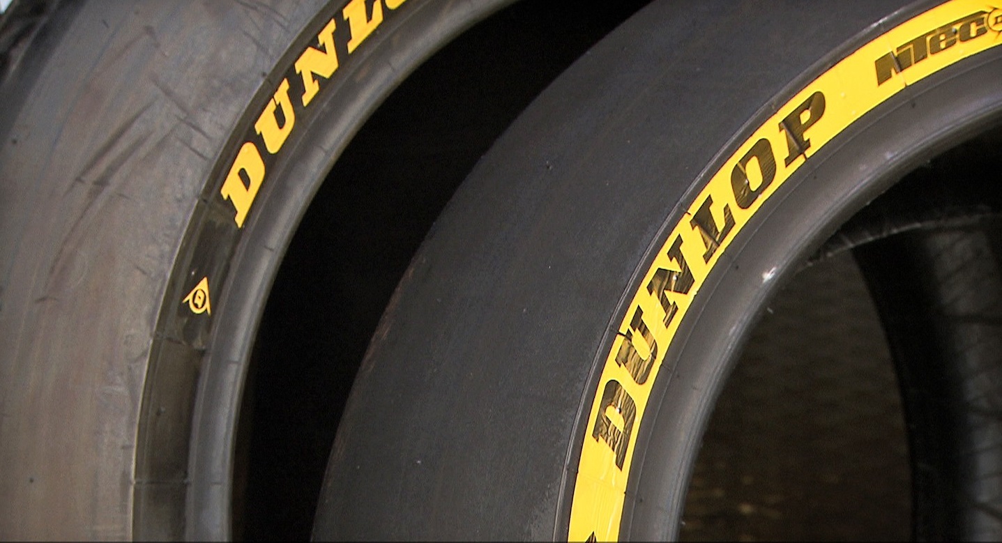 在橡膠原料中加入碳黑之後，橡膠的質地變得非常紮實，能夠達到車用輪胎耐用度的標準，這也就是為何輪胎都是黑色的原因了