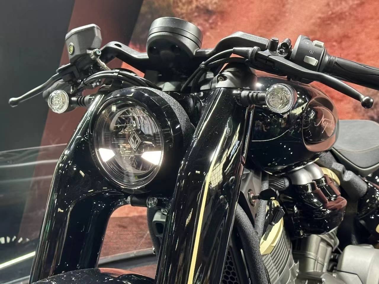 前懸吊使用粗壯的外蓋點綴出類似1920年代BMW車款的視覺感受