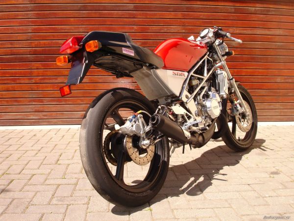 105公斤配上非常窄瘦的車身線條,創造出超級靈活的動態表現