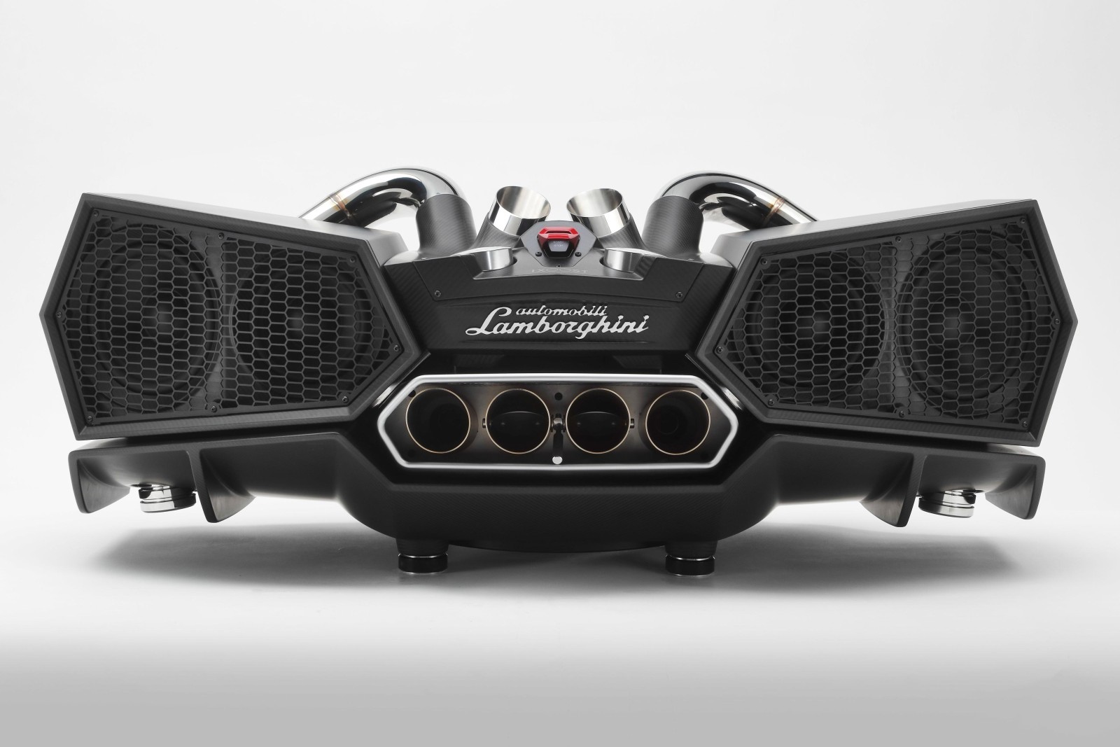 IXOOST 藍芽喇叭外觀類似Aventador LP 750-4 SV的車尾設計,以碳纖維為素材打造而成