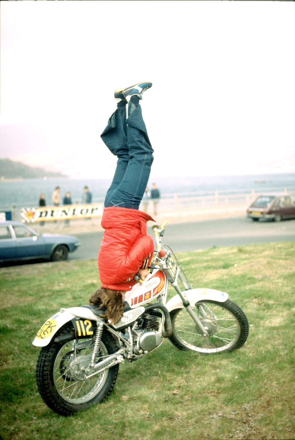 Debbie Evans年輕時以一招倒立騎車聞名,展現出驚人的平衡技巧與操控天賦