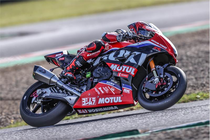 有別於一般SUZUKI代表性的藍色,Yoshimura SERT Motul車隊採用黑紅主題也是相當熱血