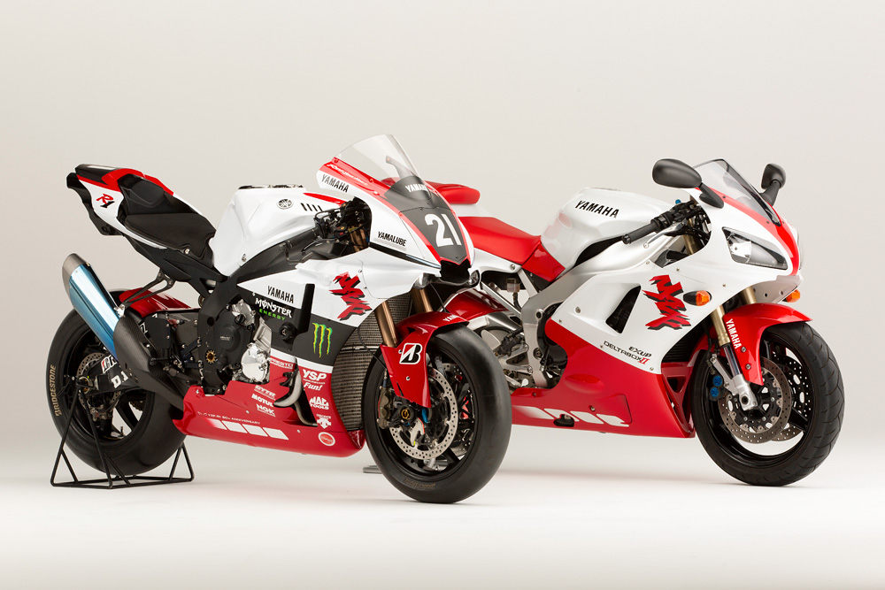 今年的YAMAHA於鈴鹿八耐賽事中也採用類似復刻彩繪的方式妝點R1