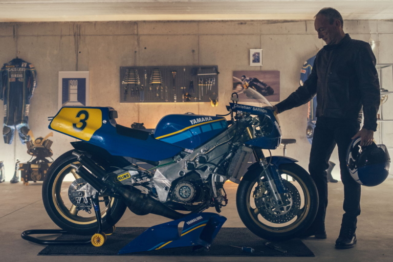 2022 XSR900推出時便以Christian Sarron所騎乘的YAMAHA YZR500為致敬對象