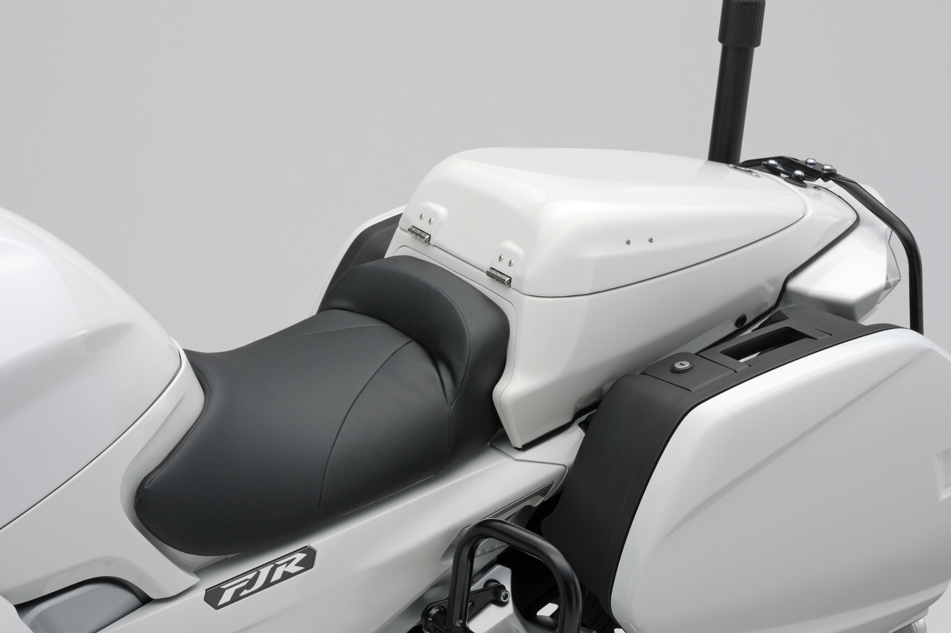 警用車輛在車體後半部需要較多的收納空間