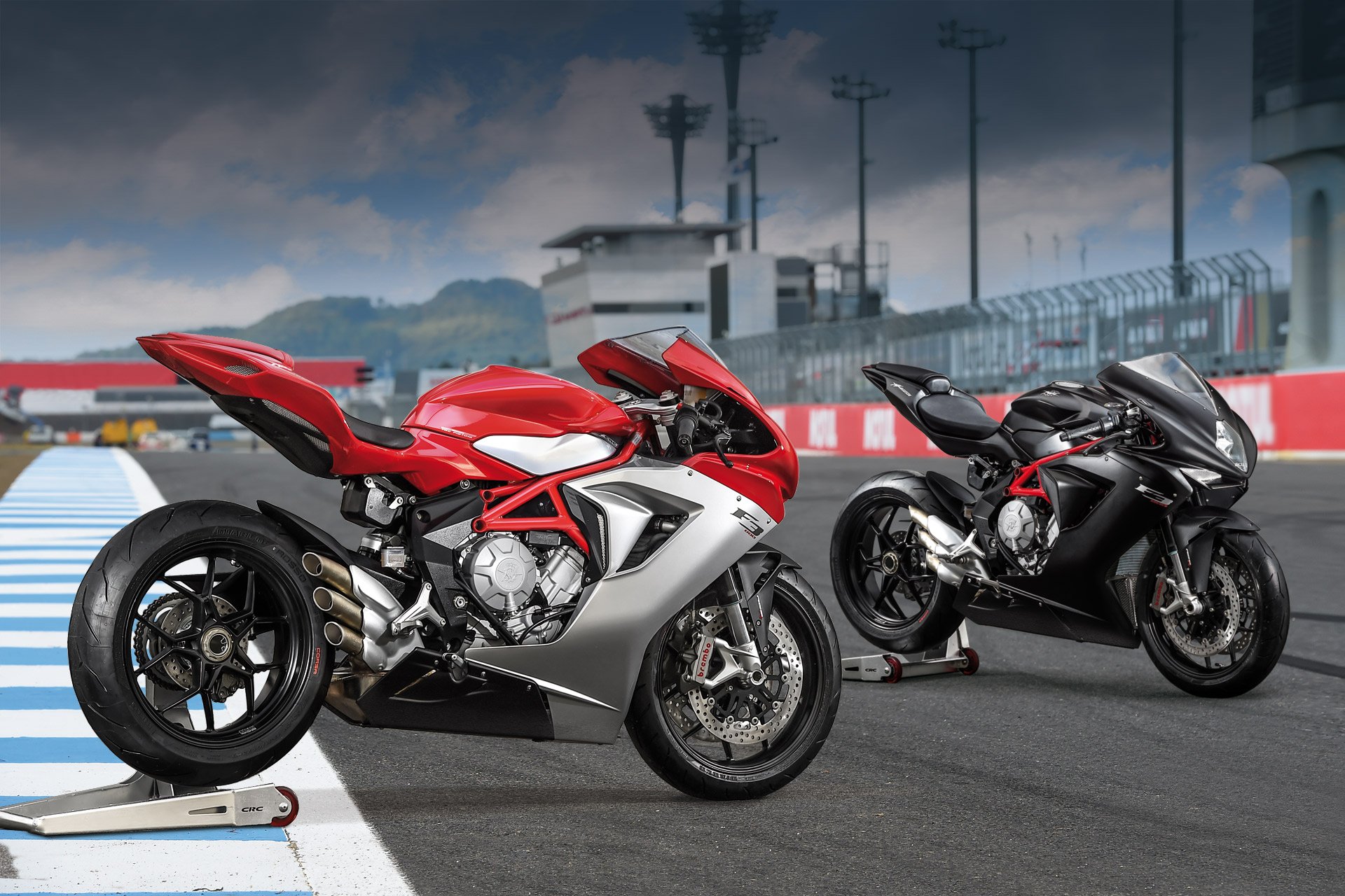MV AGUSTA F3 800讓DORNA 了解到直列三缸是可以考慮的引擎型式，最後仍由更積極的TRIUMPH 簽下合約。