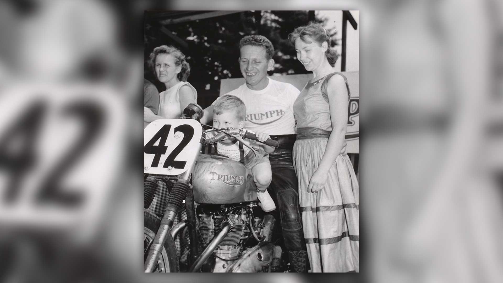 Ed Fisher在1953年贏下Laconia 100-mile National Championship Road Race時與家人的合影