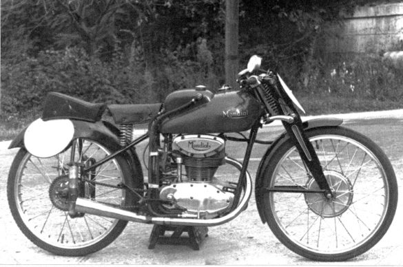 在投入WGP 的第一年，F.B MONDIAL 就以一輛四行程DOHC 125賽車打敗各路二衝好手，勇奪年度第一