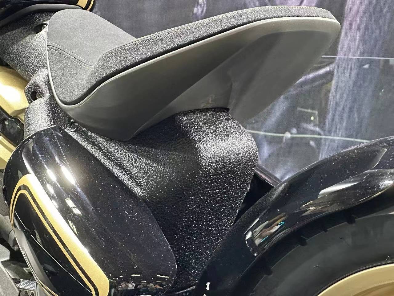 可惜Benda使用太多磨砂感的烤漆，反而讓車身呈現出未完成品的粗糙感