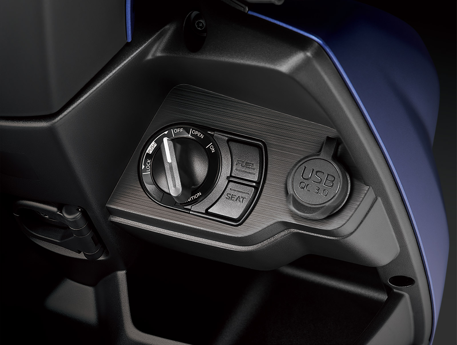 配備方面升級QC3.0充電座、SMART KEY等