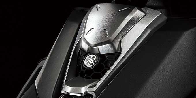 車頭面板上的小盾牌,在表面還有經過特殊處理來彰顯出質感