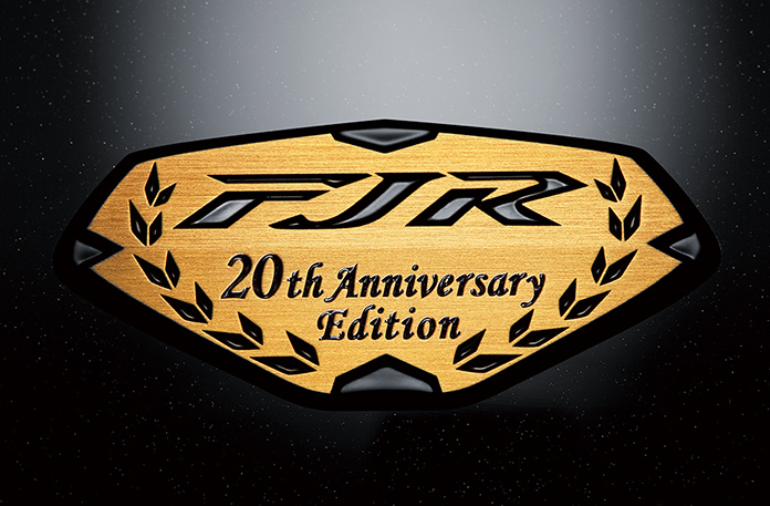 FJR20週年紀念銘牌，閃耀的金色光芒背後乘載著20年的光陰歲月，相信FJR的停產對對於這類型有愛的車友又是一陣惆悵